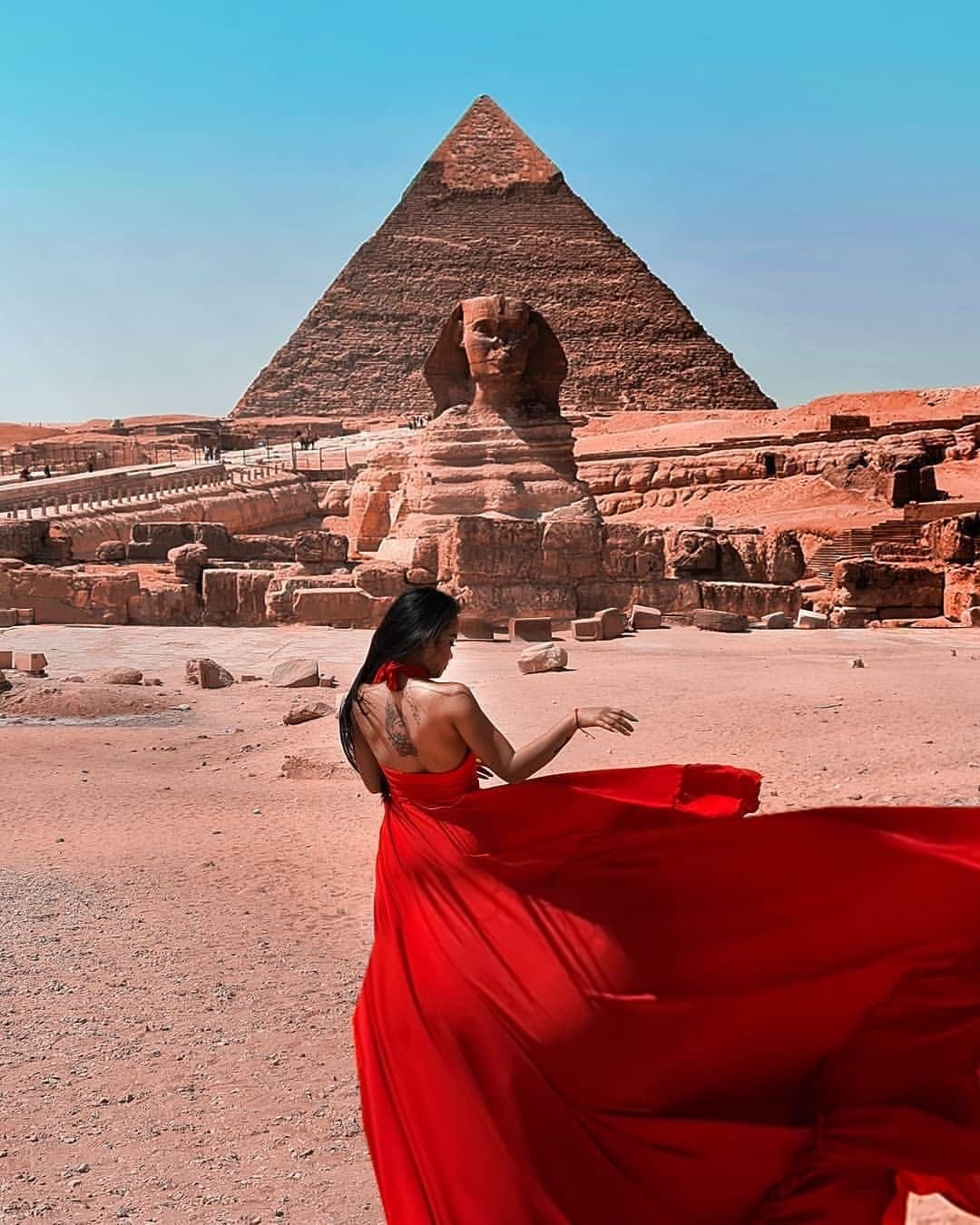 "Day Tour from Cairo Airport: Visit Giza Pyramids, Egyptian Museum & Bazaar"